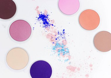 Beyaz üzerine profesyonel makyaj için renkli gölge