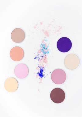 Beyaz üzerine profesyonel makyaj için renkli gölge