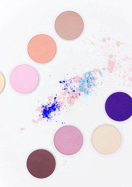 Beyaz üzerine profesyonel makyaj için renkli gölge