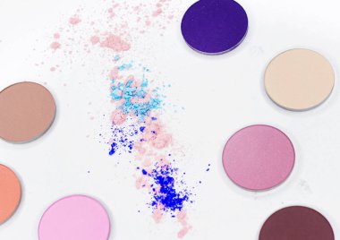 Beyaz üzerine profesyonel makyaj için renkli gölge