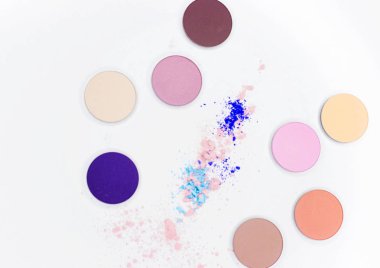 Beyaz üzerine profesyonel makyaj için renkli gölge