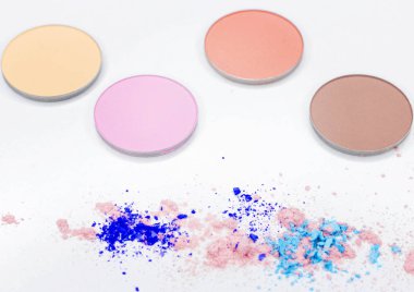 Beyaz üzerine profesyonel makyaj için renkli gölge