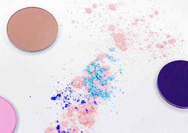 Beyaz üzerine profesyonel makyaj için renkli gölge