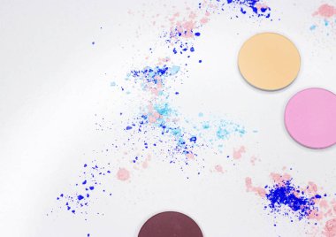 Beyaz üzerine profesyonel makyaj için renkli gölge