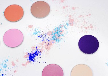 Beyaz üzerine profesyonel makyaj için renkli gölge