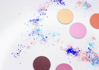 Beyaz üzerine profesyonel makyaj için renkli gölge