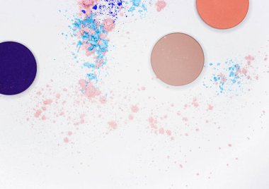 Beyaz üzerine profesyonel makyaj için renkli gölge