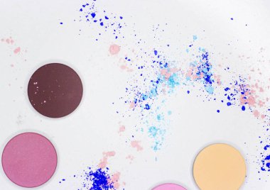 Beyaz üzerine profesyonel makyaj için renkli gölge