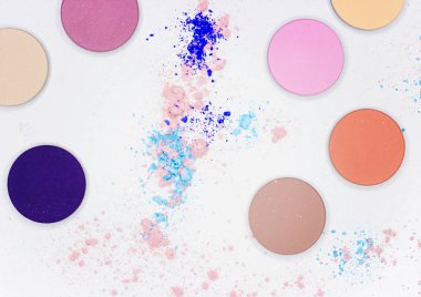 Beyaz üzerine profesyonel makyaj için renkli gölge