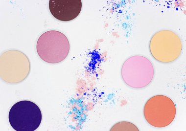 Beyaz üzerine profesyonel makyaj için renkli gölge