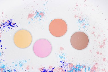 Beyaz üzerine profesyonel makyaj için renkli gölge