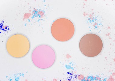 Beyaz üzerine profesyonel makyaj için renkli gölge