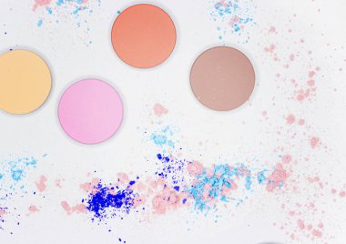 Beyaz üzerine profesyonel makyaj için renkli gölge