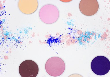 Beyaz üzerine profesyonel makyaj için renkli gölge