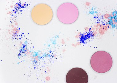 Beyaz üzerine profesyonel makyaj için renkli gölge