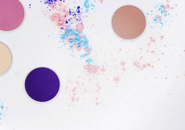 Beyaz üzerine profesyonel makyaj için renkli gölge