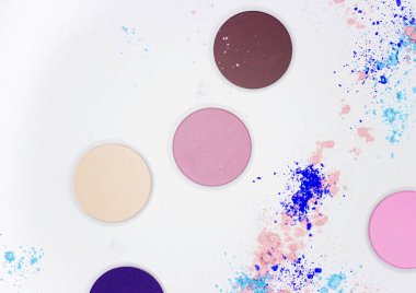 Beyaz üzerine profesyonel makyaj için renkli gölge