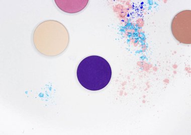 Beyaz üzerine profesyonel makyaj için renkli gölge