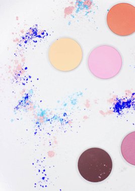 Beyaz üzerine profesyonel makyaj için renkli gölge
