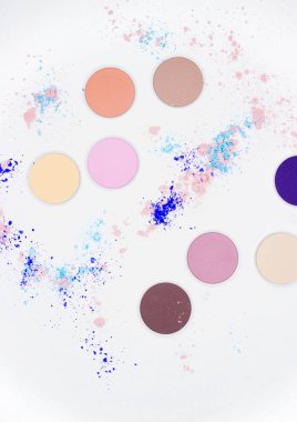 Beyaz üzerine profesyonel makyaj için renkli gölge