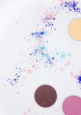 Beyaz üzerine profesyonel makyaj için renkli gölge