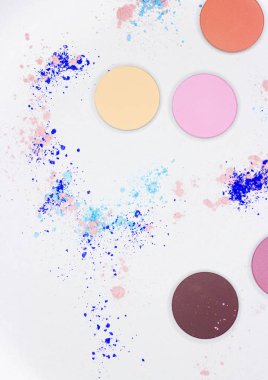 Beyaz üzerine profesyonel makyaj için renkli gölge