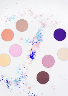 Beyaz üzerine profesyonel makyaj için renkli gölge