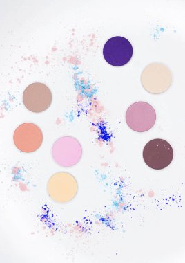 Beyaz üzerine profesyonel makyaj için renkli gölge