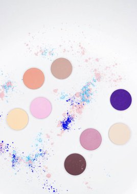 Beyaz üzerine profesyonel makyaj için renkli gölge