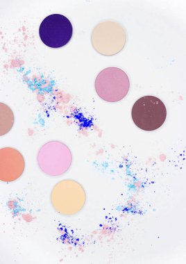 Beyaz üzerine profesyonel makyaj için renkli gölge