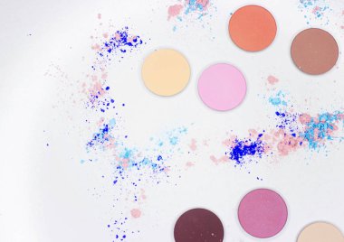 Beyaz üzerine profesyonel makyaj için renkli gölge