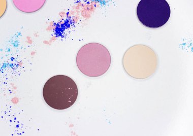 Beyaz üzerine profesyonel makyaj için renkli gölge