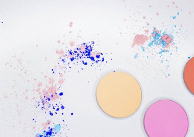 Beyaz üzerine profesyonel makyaj için renkli gölge