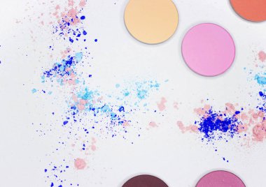 Beyaz üzerine profesyonel makyaj için renkli gölge