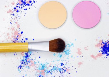 Yeni Fırça ve beyaz göz farı.