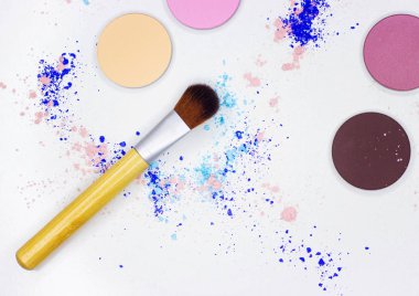 Yeni Fırça ve beyaz göz farı.