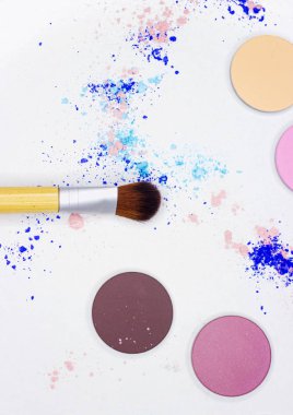 Yeni Fırça ve beyaz göz farı.