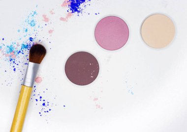 Yeni Fırça ve beyaz göz farı.