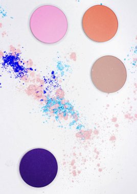 Beyaz üzerine profesyonel makyaj için renkli gölge
