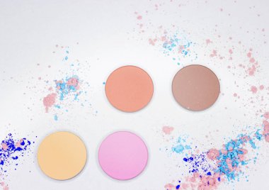 Beyaz üzerine profesyonel makyaj için renkli gölge