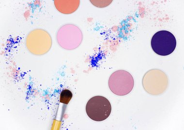 Yeni Fırça ve beyaz göz farı.