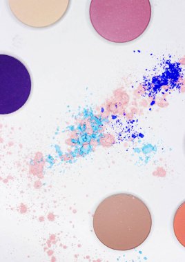Beyaz üzerine profesyonel makyaj için renkli gölge