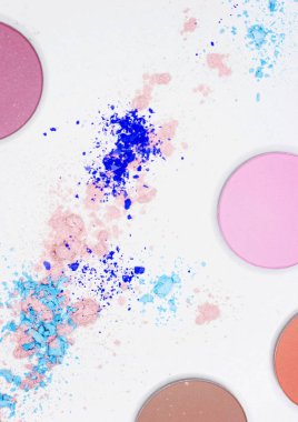 Beyaz üzerine profesyonel makyaj için renkli gölge