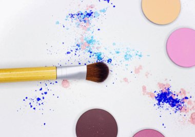 Yeni Fırça ve beyaz göz farı.