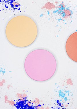 Beyaz üzerine profesyonel makyaj için renkli gölge