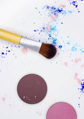 Yeni Fırça ve beyaz göz farı.