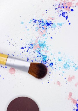 Yeni Fırça ve beyaz göz farı.