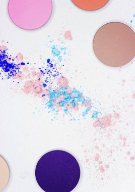 Beyaz üzerine profesyonel makyaj için renkli gölge