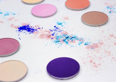 Beyaz üzerine profesyonel makyaj için renkli gölge