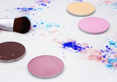 Yeni Fırça ve beyaz göz farı.